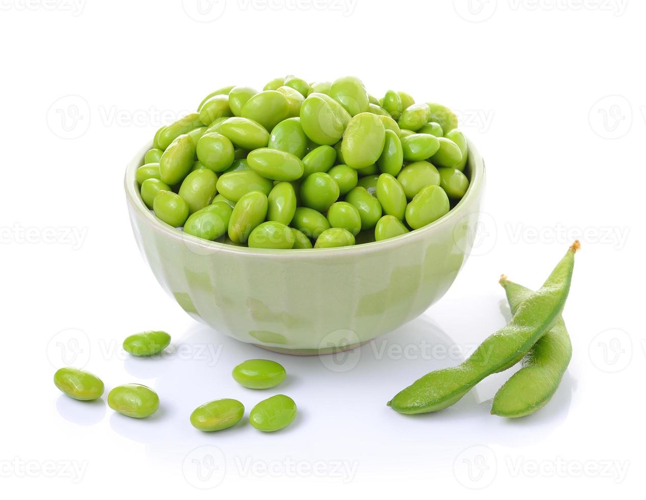 Fagioli di soia edamame in ciotole su sfondo bianco foto