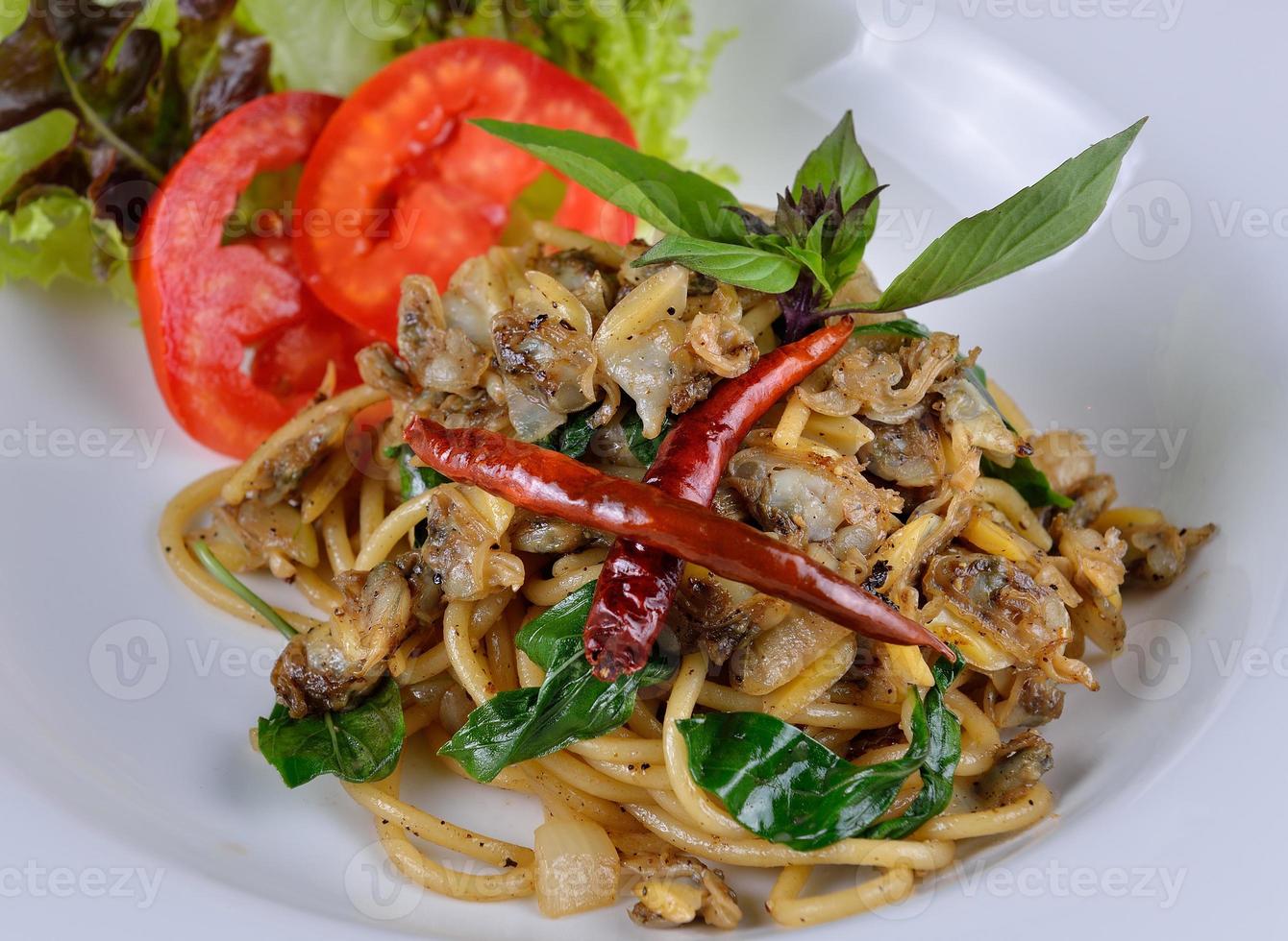 Spaghetti saltati con vongole ed erbette foto