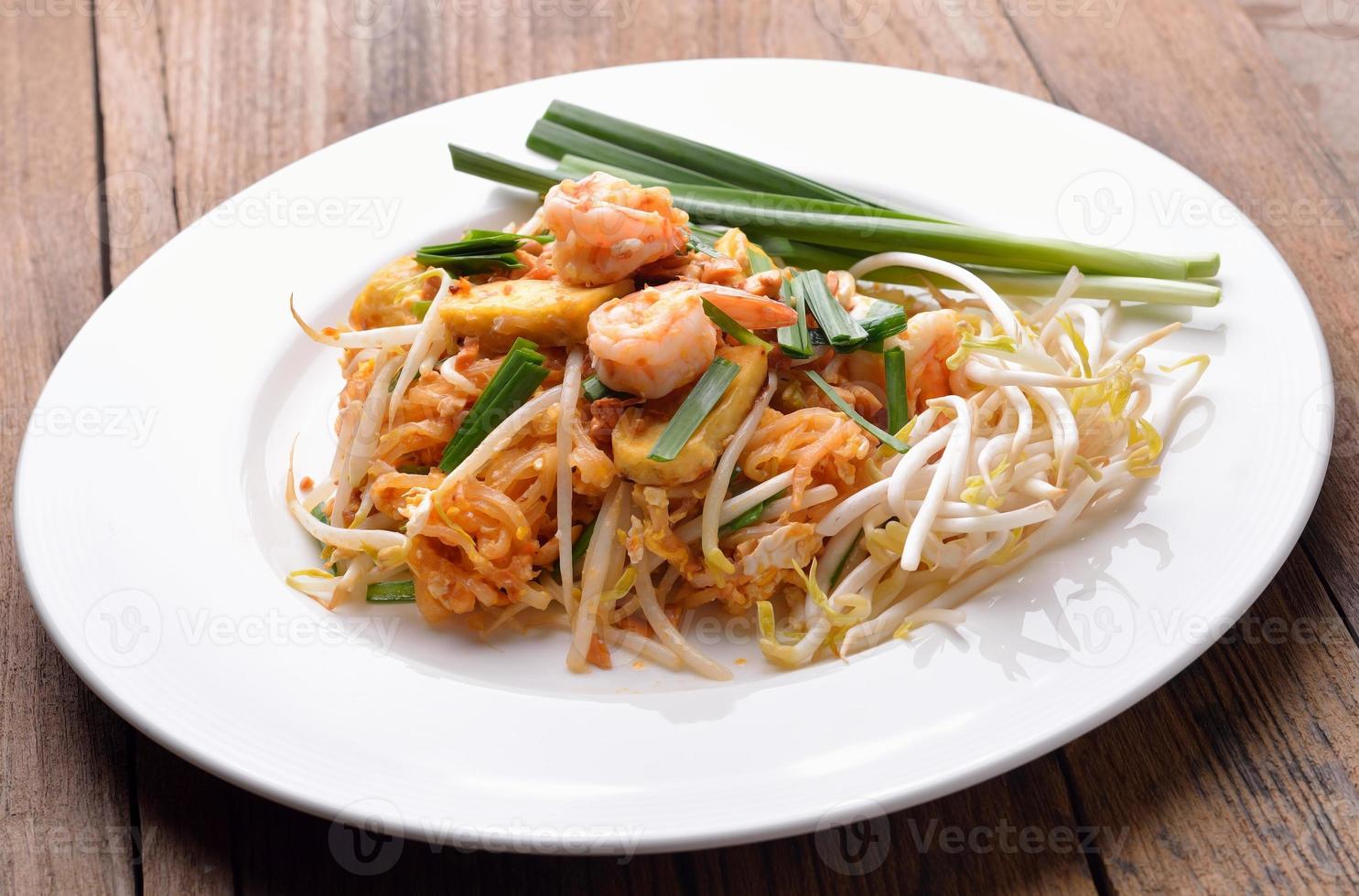 Thai Food Pad Thai, mescolare gli spaghetti con gamberi foto