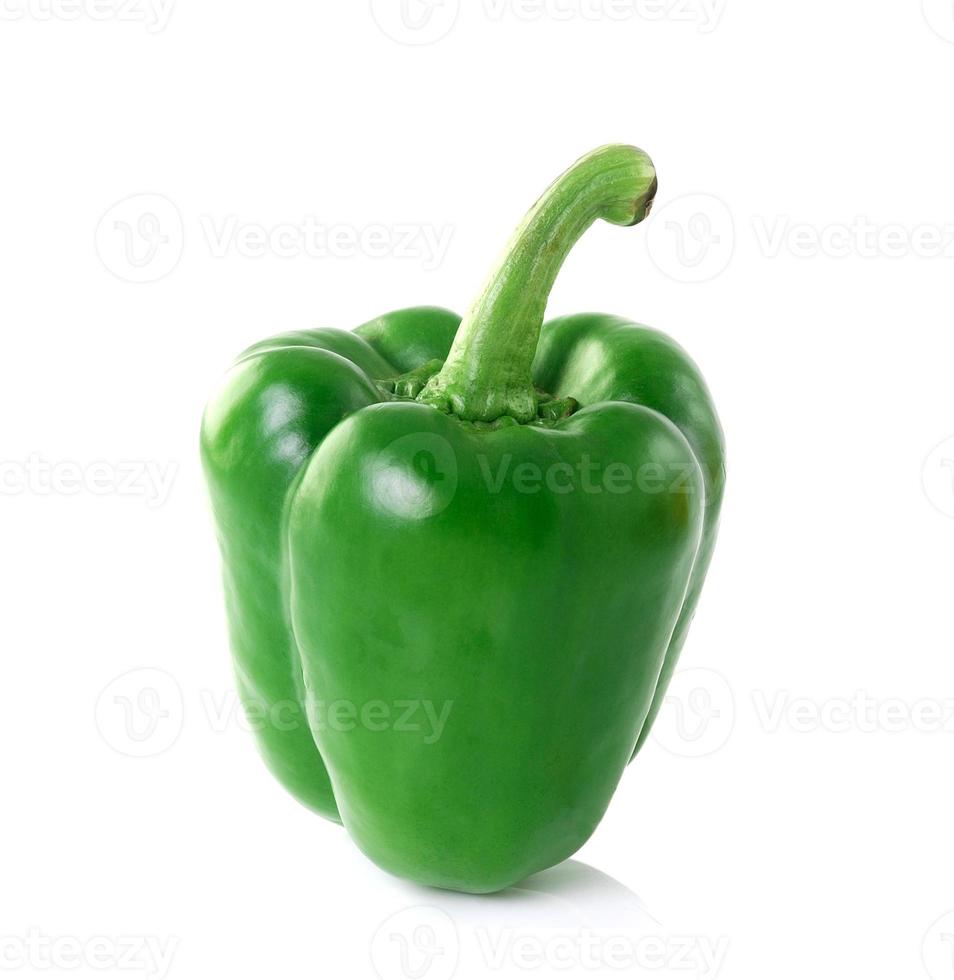 peperone giallo dolce verde isolato su sfondo bianco foto