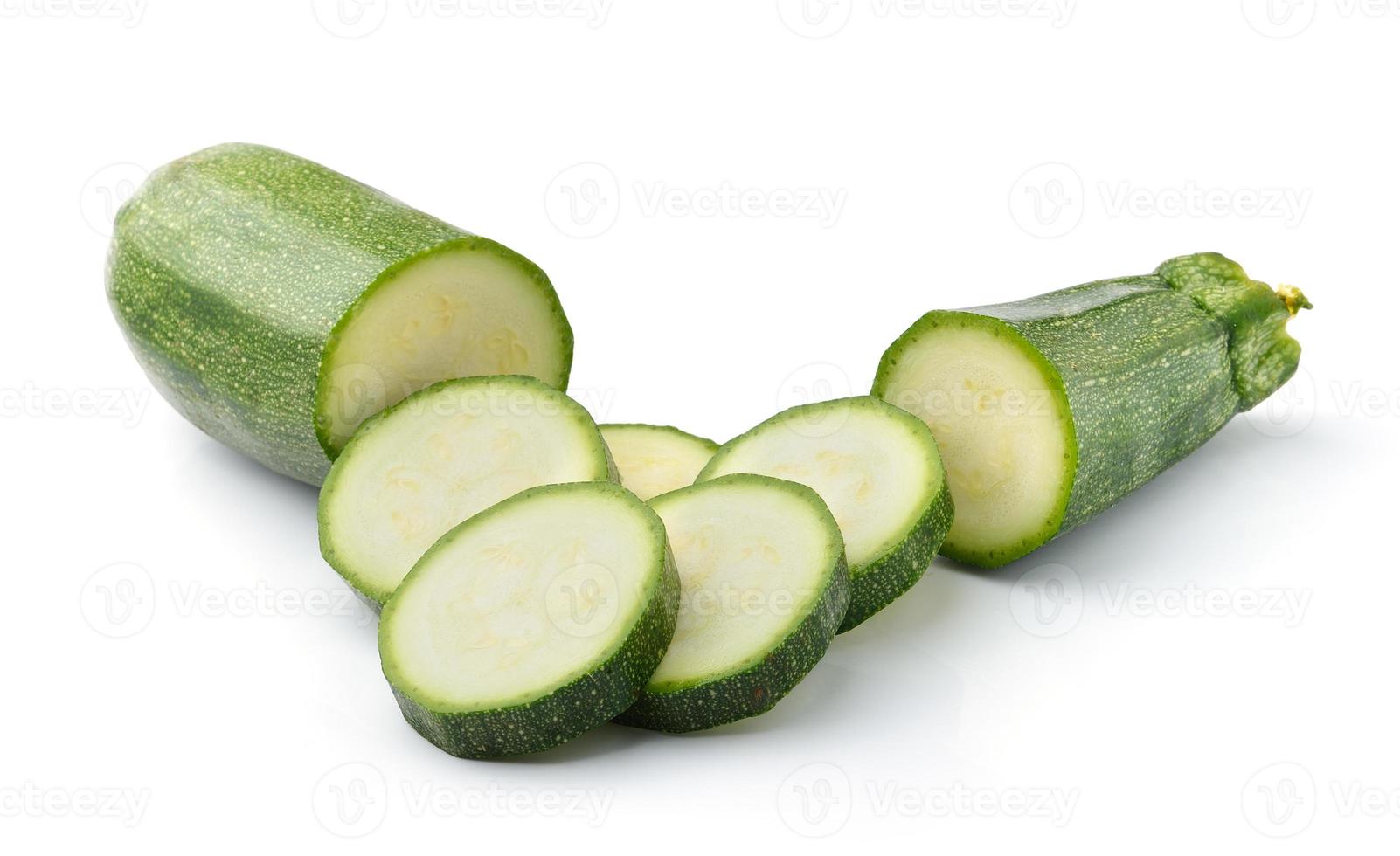 zucchine di verdure fresche isolate su sfondo bianco foto