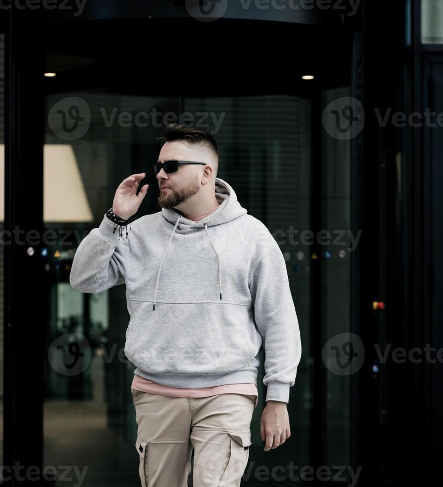 un nel un' grigio felpa con cappuccio con modello foto