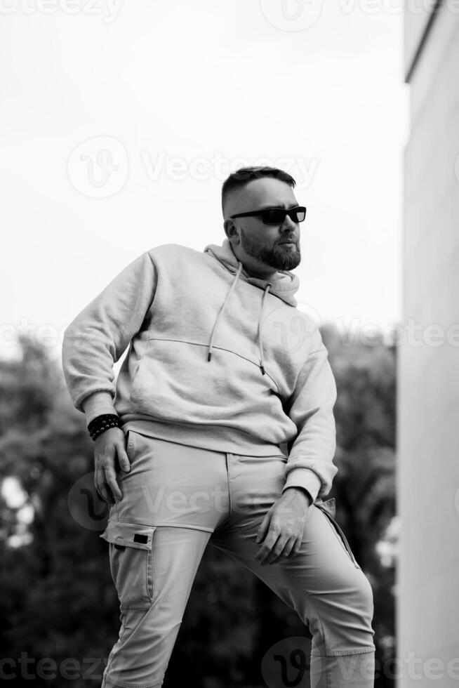 elegante uomo nel il strada foto