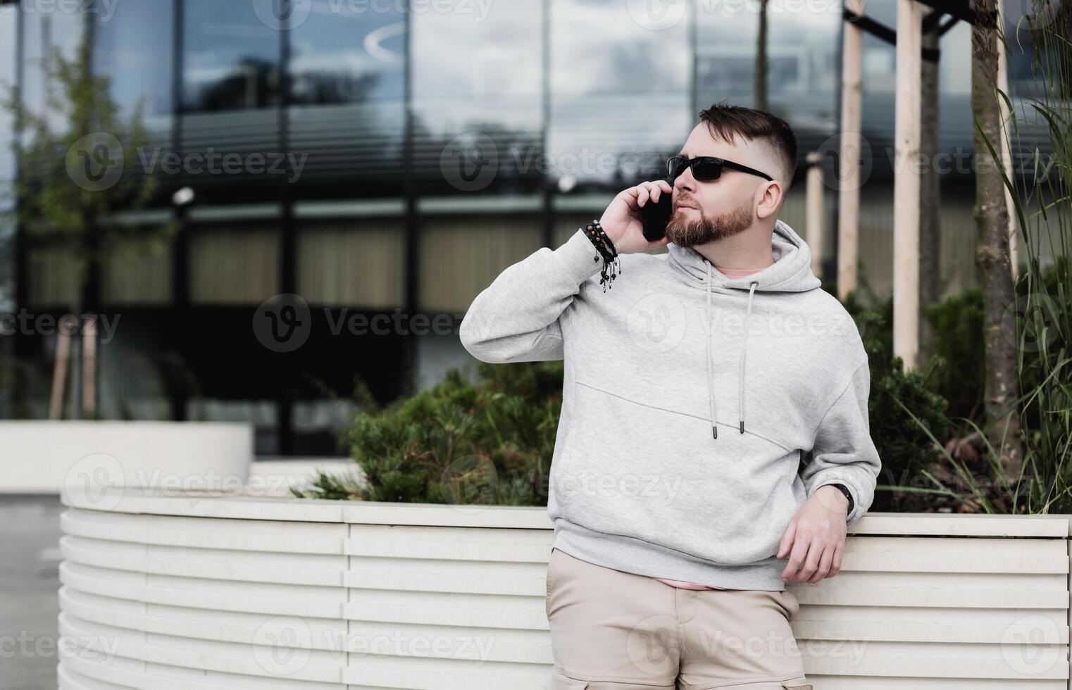 uomo è parlando su un' smartphone. foto