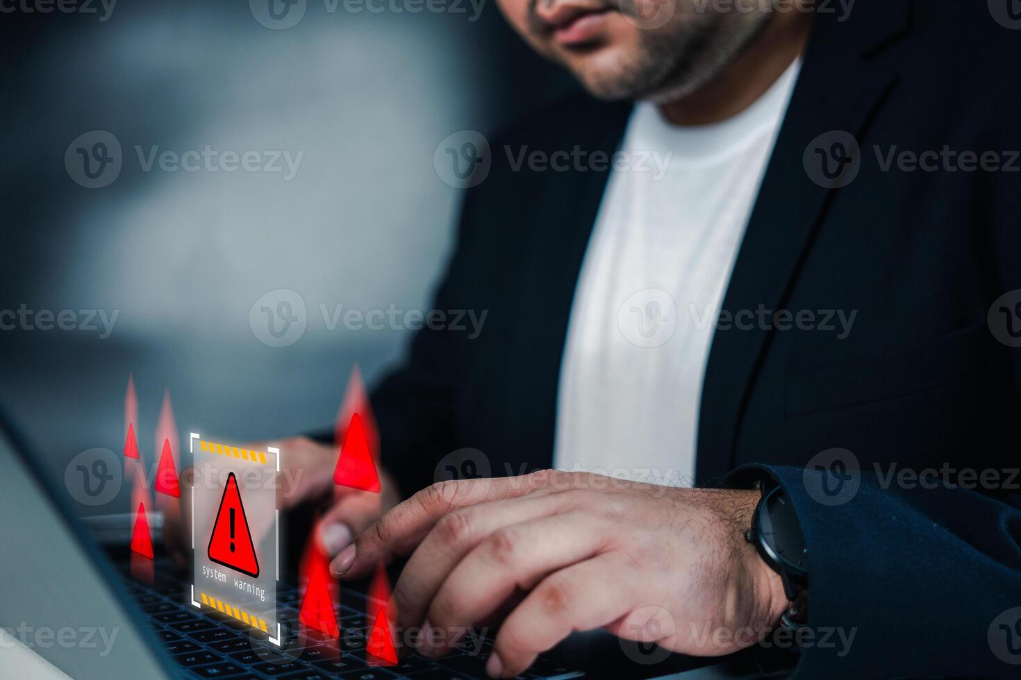 uomo d'affari utilizzando il computer portatile con problema sicurezza sicurezza triangolo attenzione avvertimento cartello allarme per notifica Rete errore concetto. foto