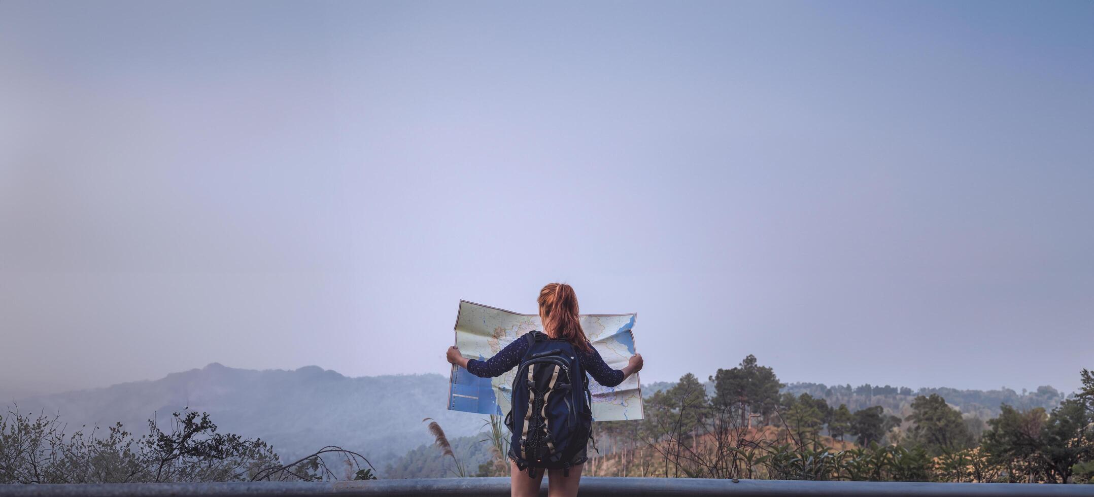 viaggio donna. le viaggiatrici viaggiano natura montagna mappa navigazione foto