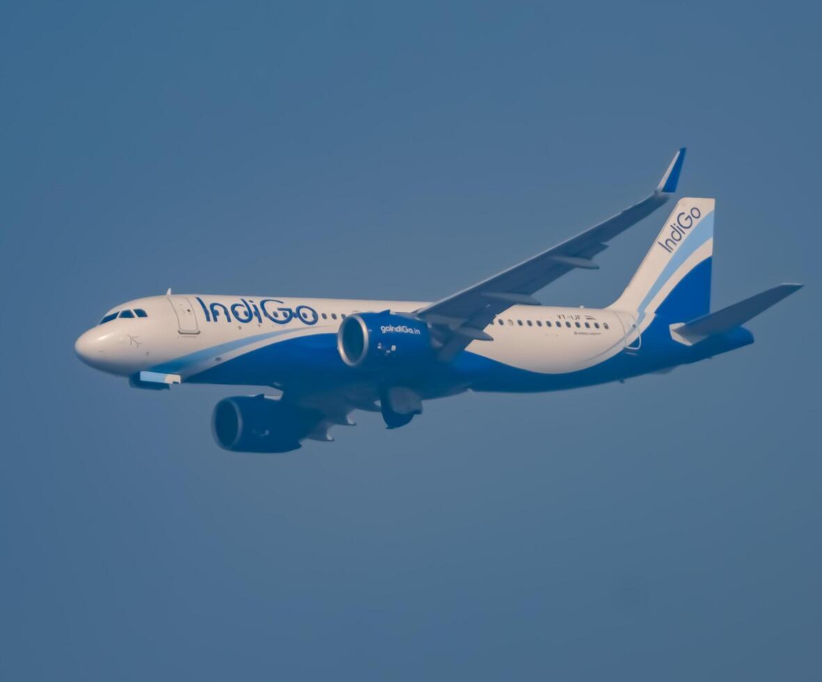 nuovo delhi, India, dicembre 25 2023 - indaco airbus a320 prendere via a partire dal indra gandhi internazionale aeroporto delhi, indaco domestico aereo volante nel il blu cielo durante giorno tempo foto