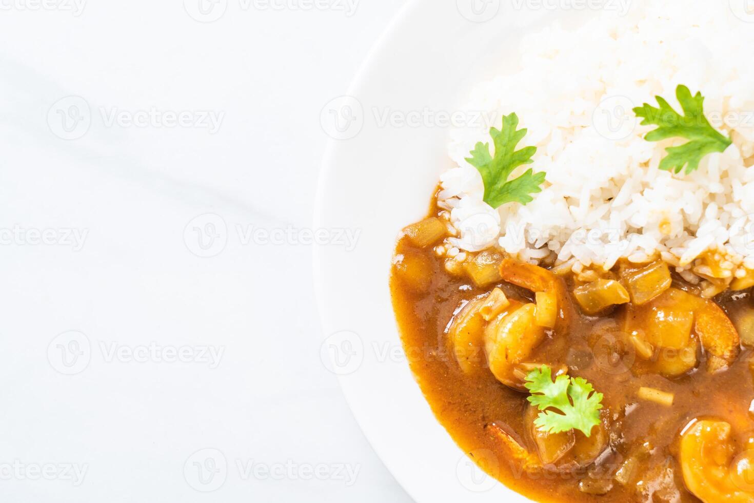 gamberi in salsa di curry su riso foto