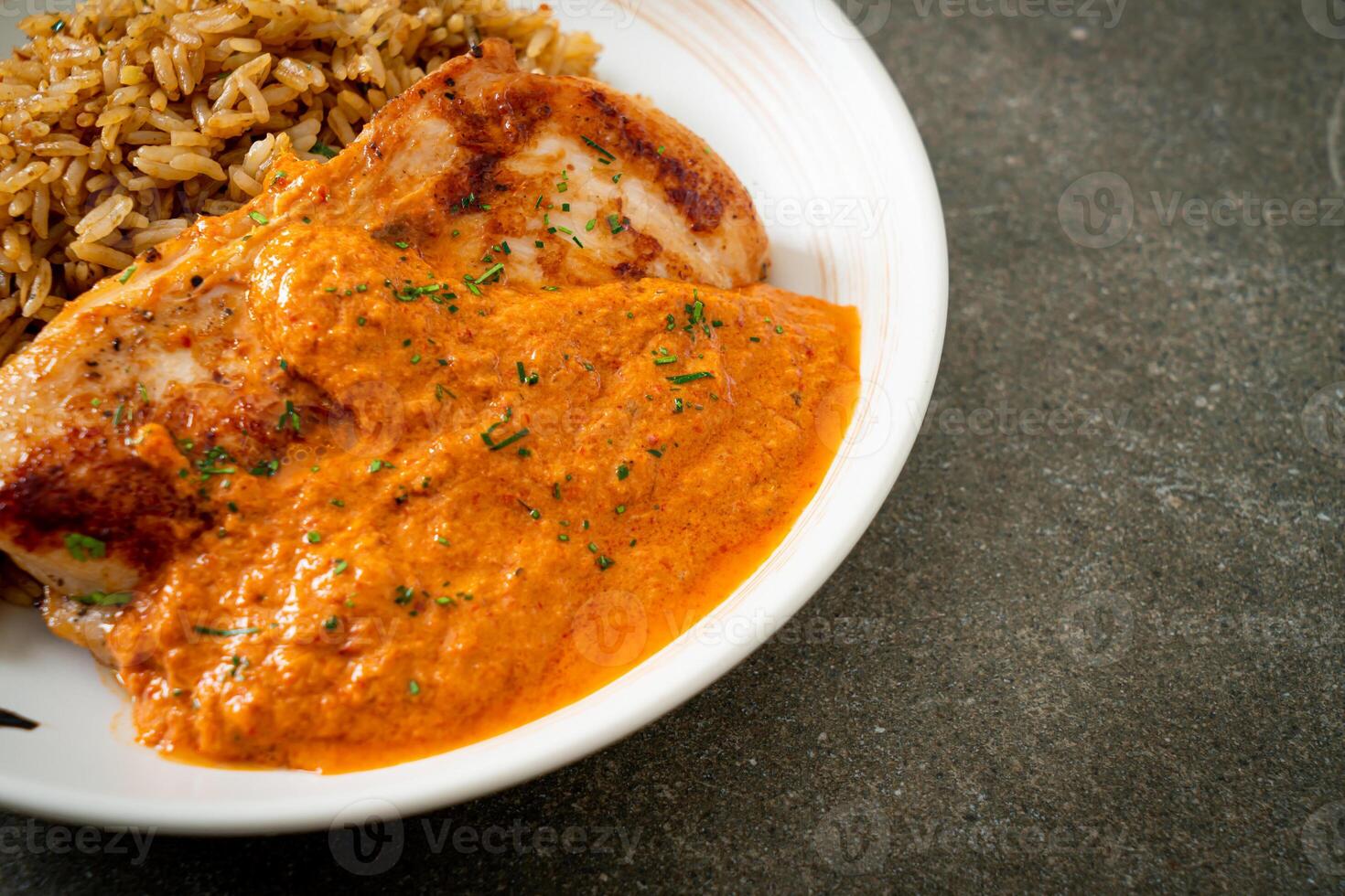 bistecca di pollo alla griglia con salsa al curry rosso e riso foto