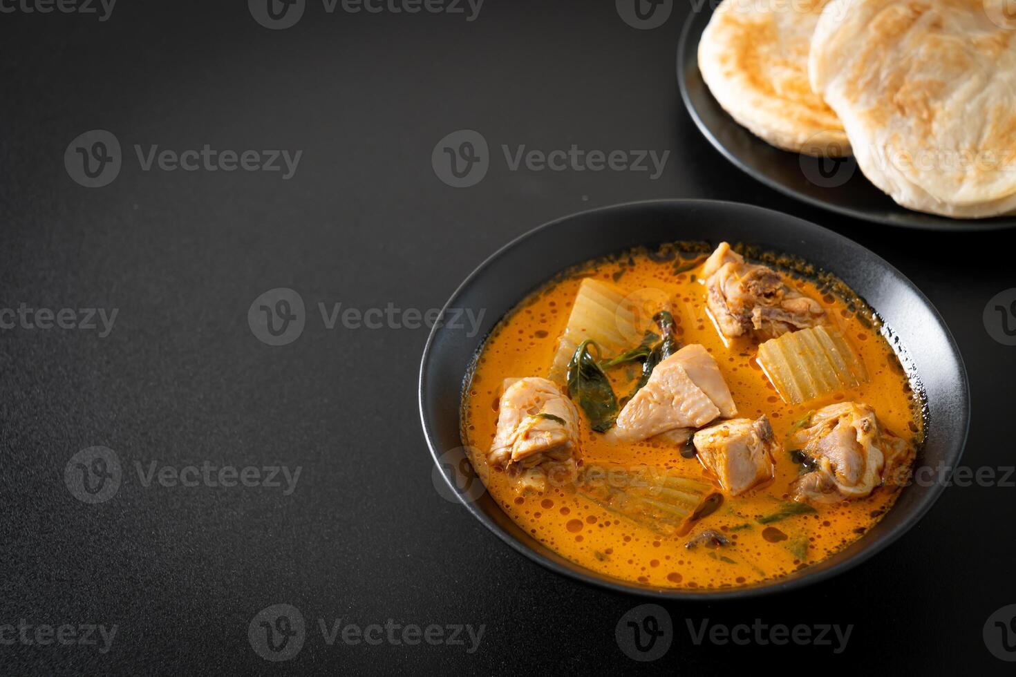 zuppa di pollo al curry con roti foto