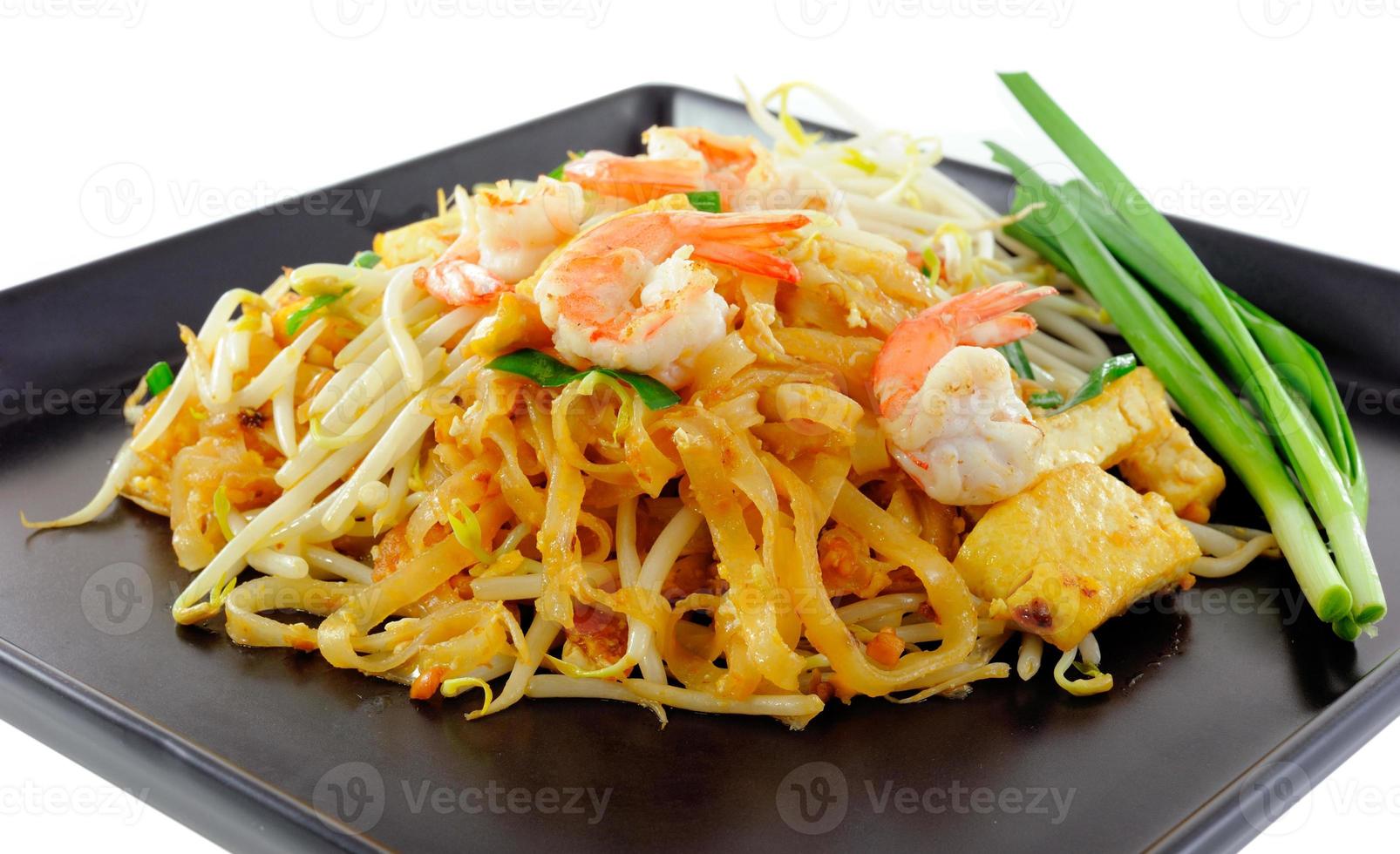 cibo tailandese pad thai, saltare in padella noodles con gamberi su piastra nera foto