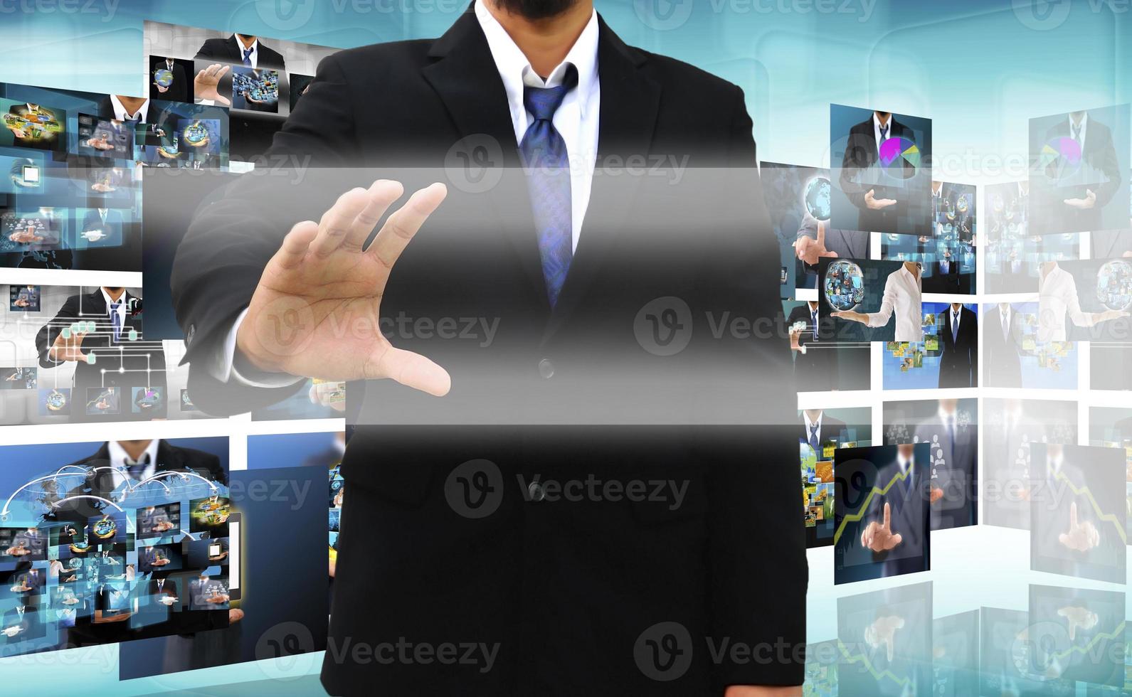 uomo d'affari in possesso di un'interfaccia touch screen foto