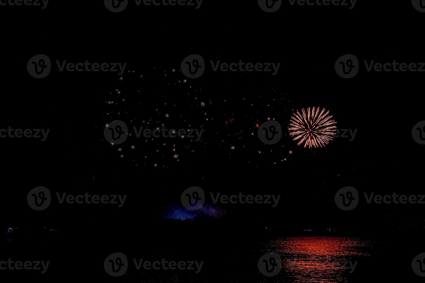 fuochi d'artificio sul fiume nel cielo scuro foto