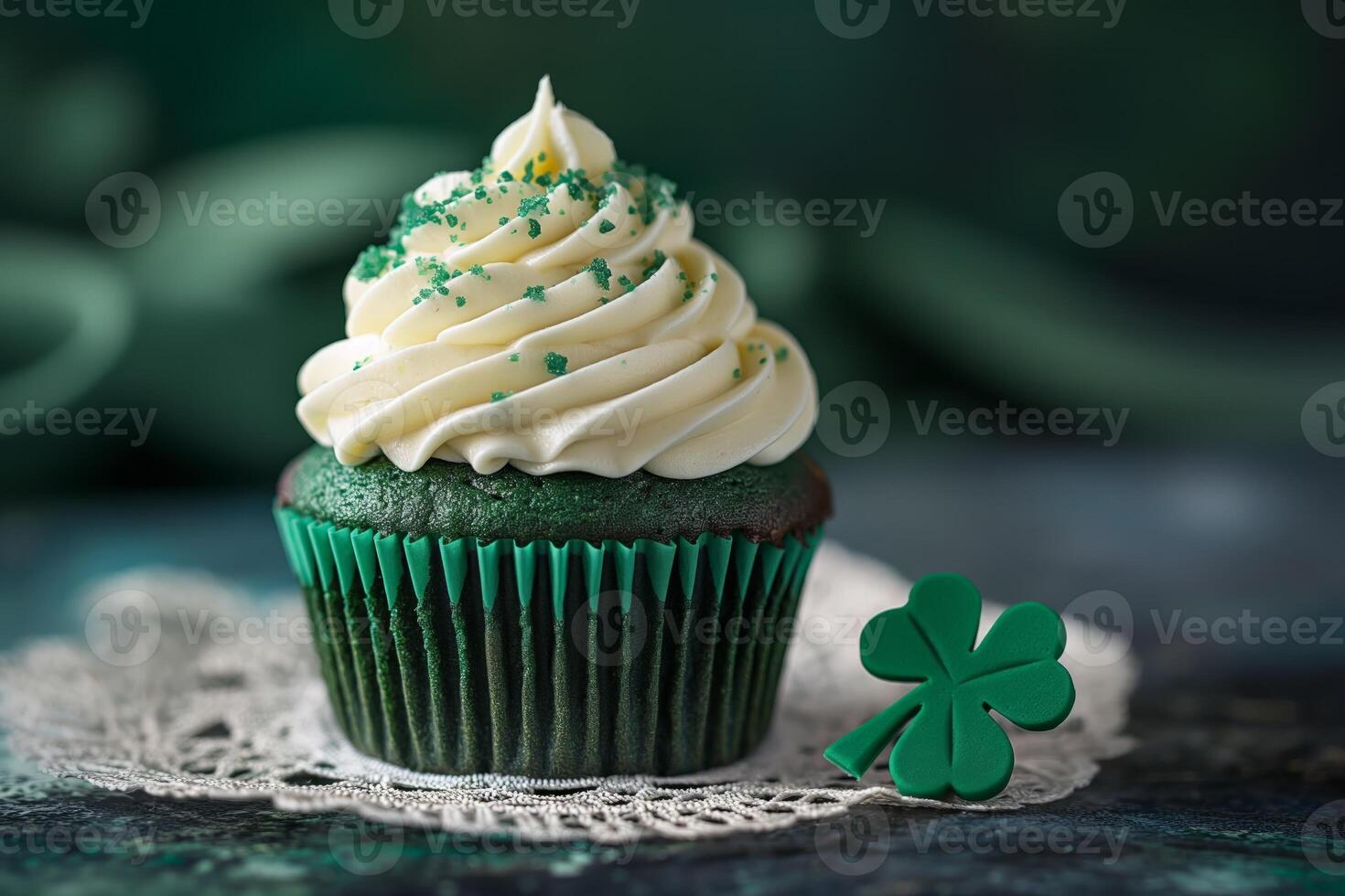 ai generato festivo verde Cupcake con crema glassa e trifoglio spruzzatori, st. Patrick giorno trattare foto