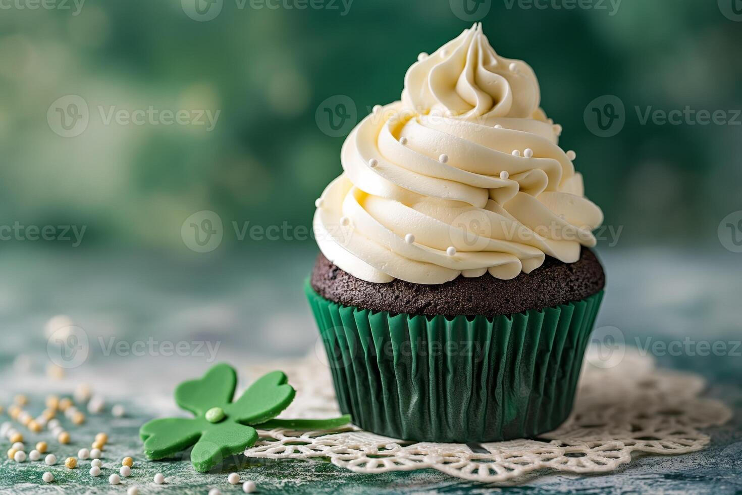 ai generato ricco cioccolato Cupcake sormontato con turbinii di cremoso vaniglia buttercream su un' pizzo centrino foto