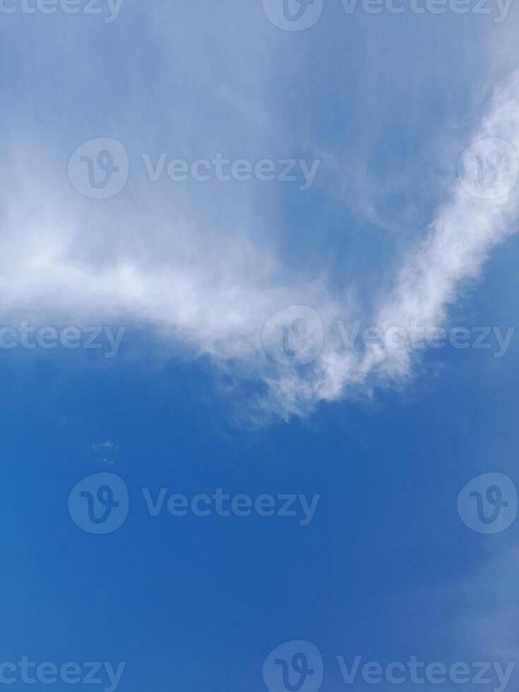 bellissimo bianca nuvole su in profondità blu cielo sfondo. grande luminosa morbido soffice nuvole siamo copertina il intero blu cielo. skyscape su Lombok isola, Indonesia foto