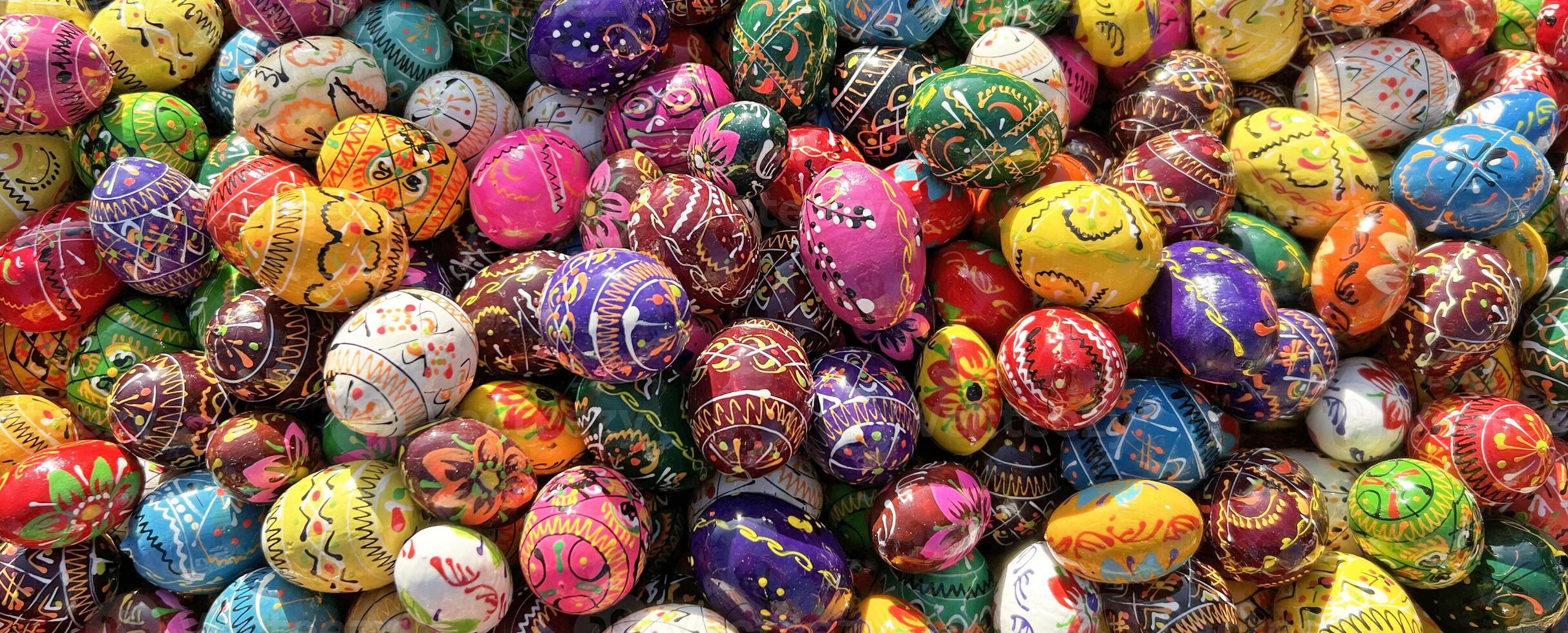 bellissimo colorato arredamento per Pasqua. tradizionale Pasqua dipinto colorato uova. selettivo messa a fuoco. foto