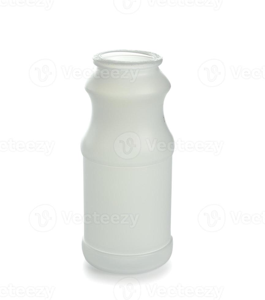 bottiglia di plastica vuota isolata su uno sfondo bianco foto