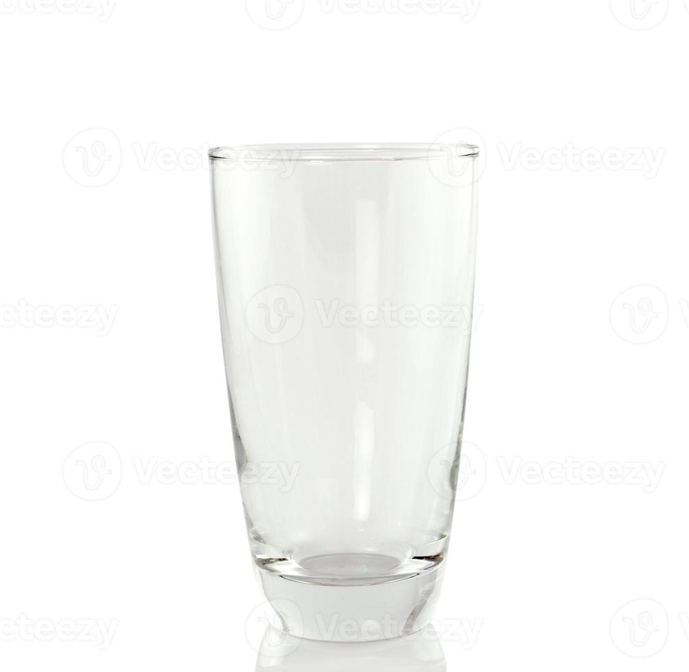 bicchiere vuoto. Isolato su uno sfondo bianco foto