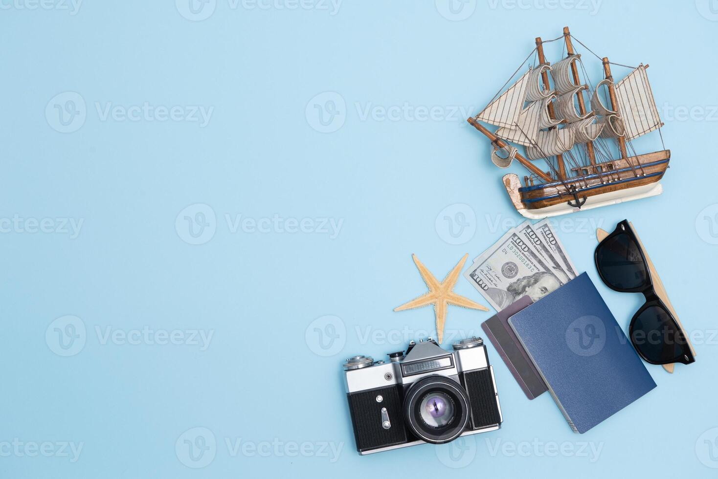 superiore Visualizza viaggio concetto con retrò telecamera film, smartphone, carta geografica, passaporto, bussola e attrezzatura di viaggiatore su blu sfondo con copia spazio, turista essenziali, Vintage ▾ tono effetto foto