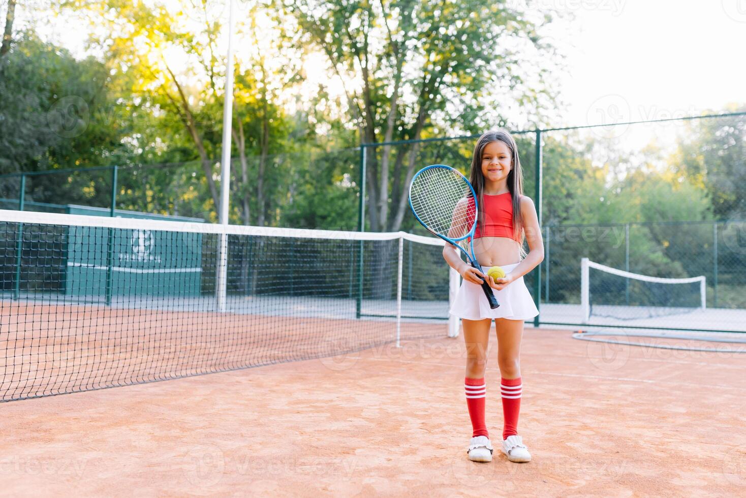 ritratto di un' poco ragazza su il tennis Tribunale foto