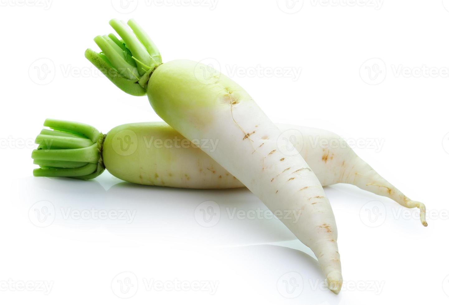 Ravanelli daikon isolati su sfondo bianco foto