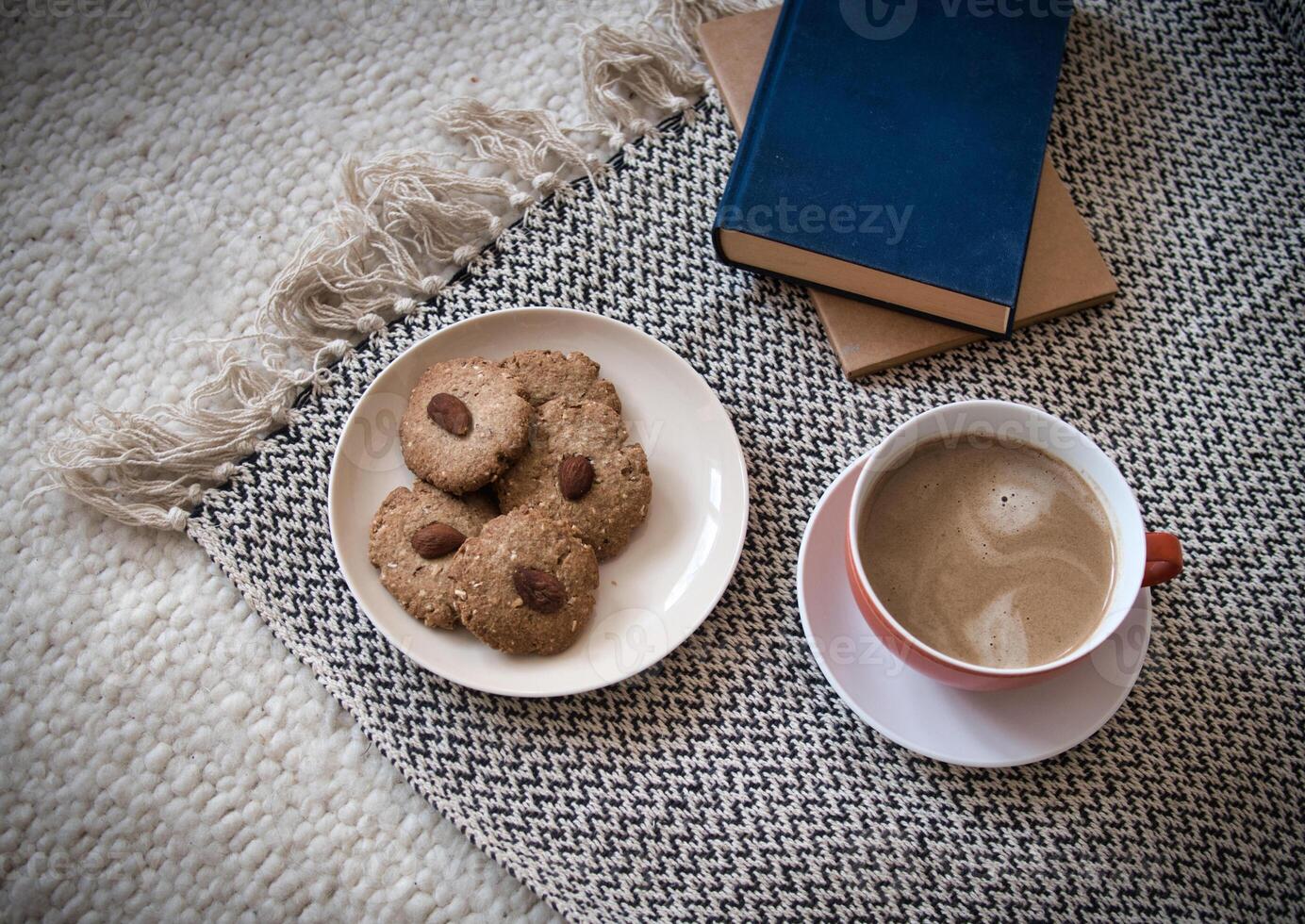 caffè, biscotti e un' libro foto