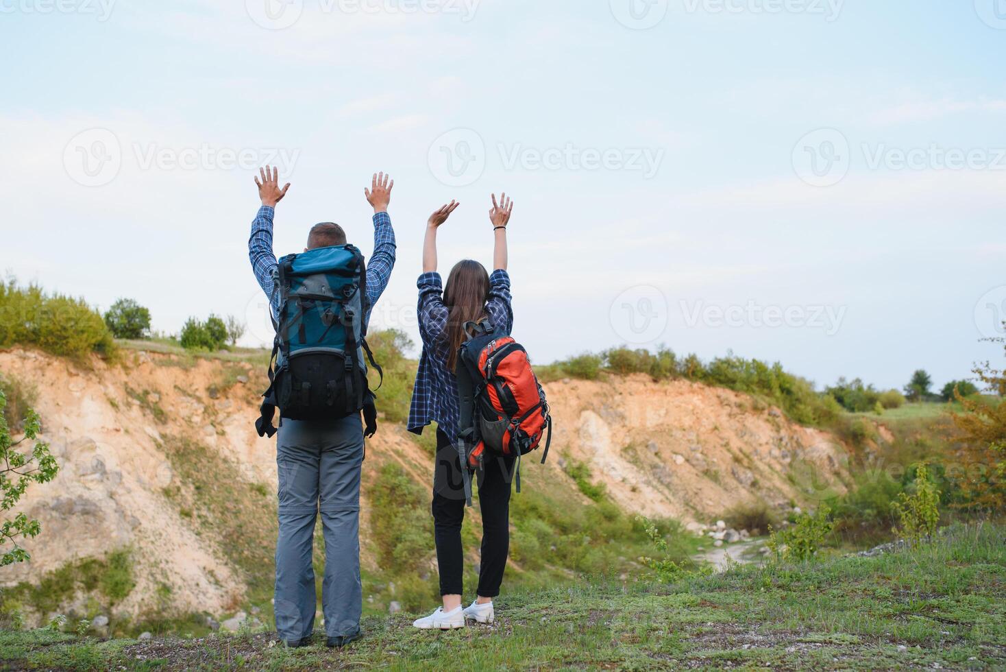 un' coppia di turisti nel tempo di viaggio acciaio e ammirare il bellissimo montagna scenario. il tipo abbracci il ragazza. il concetto di amore, tenerezza e ricreazione foto