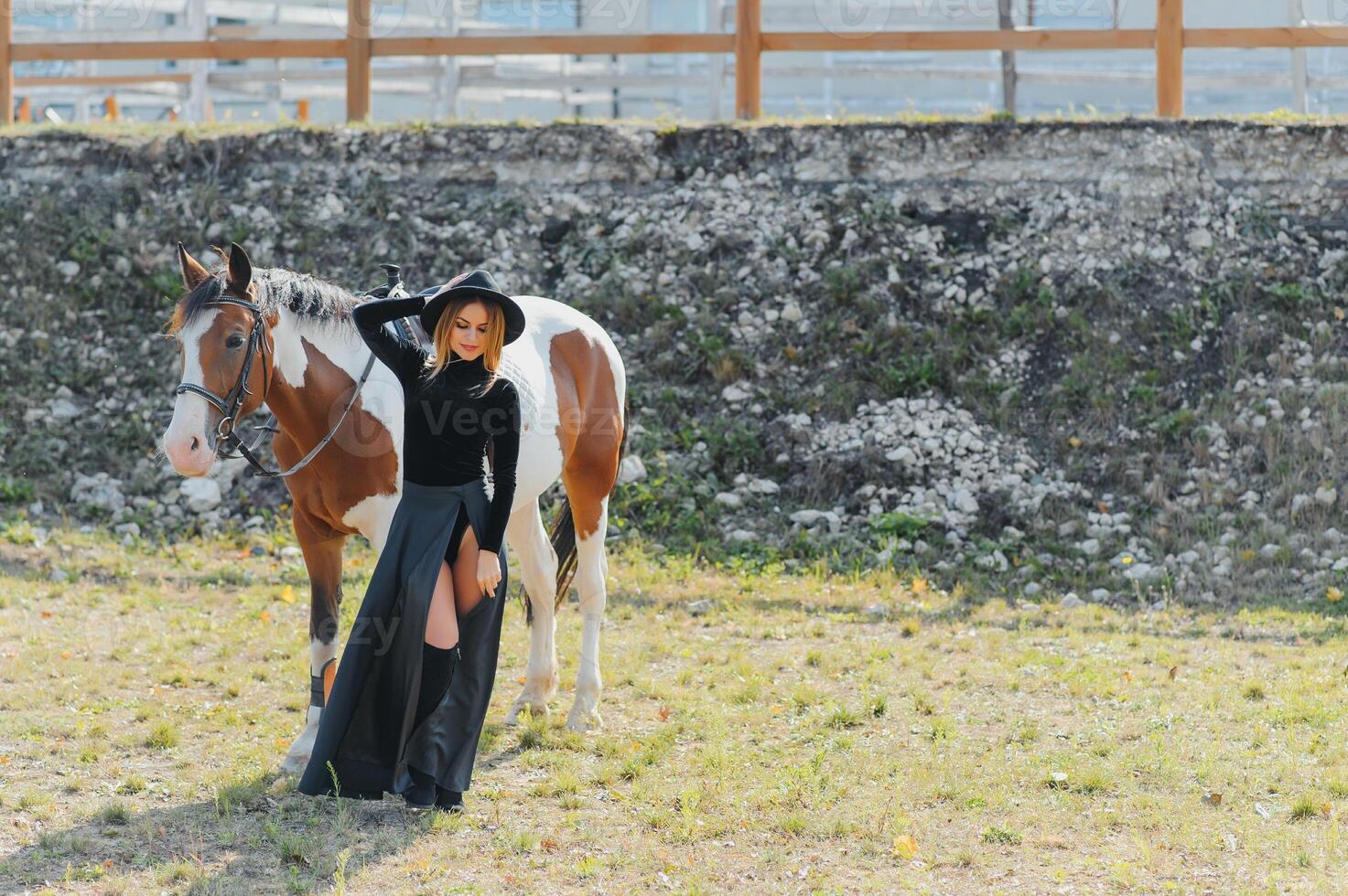 giovane sexy donna con un' cavallo foto