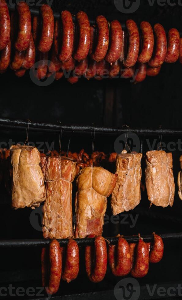 affumicato tradizionale affumicato carne. un' composizione di affumicato freddo tagli su un' nero sfondo. foto