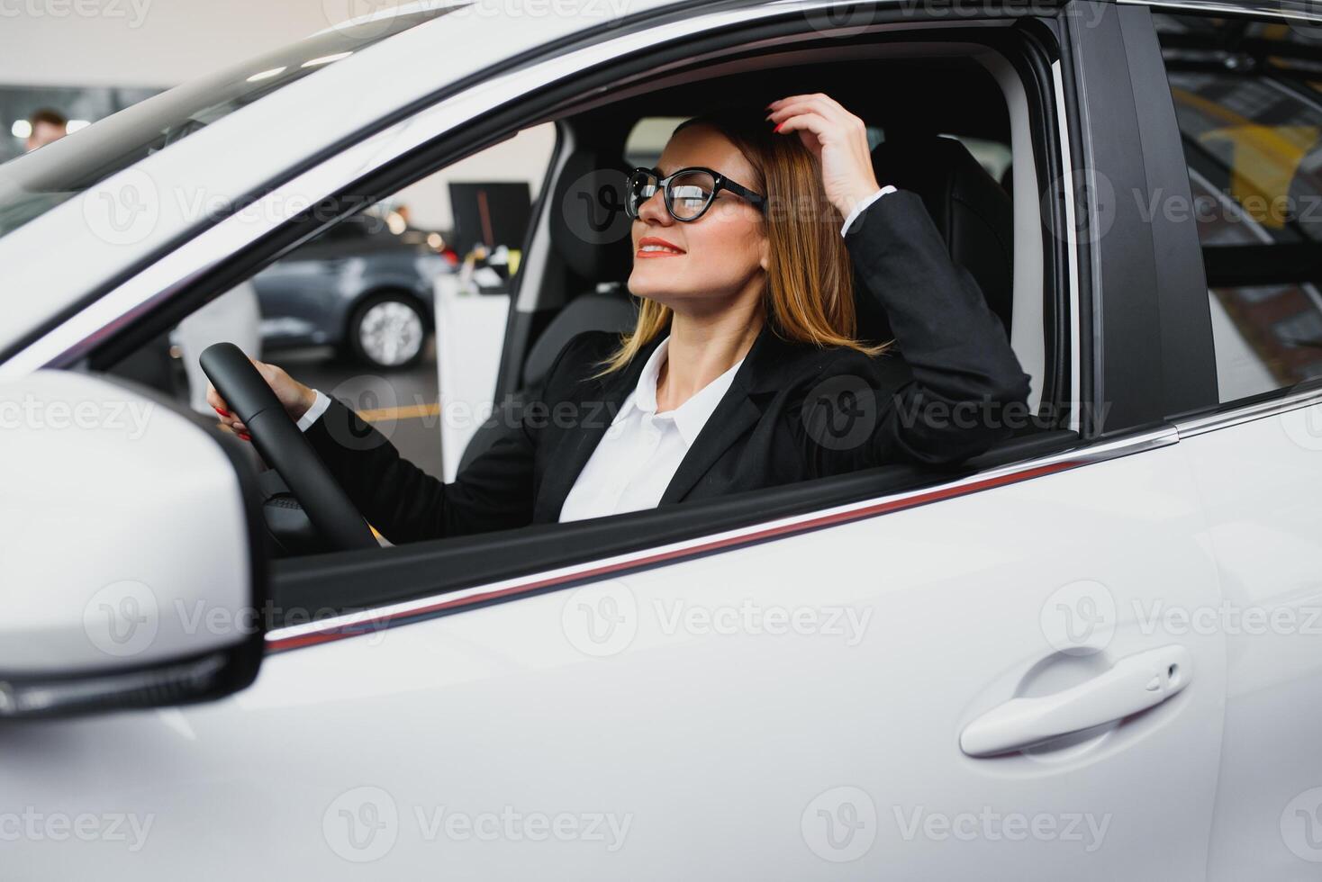 giovane attività commerciale donna guida nel sua auto per opera. riuscito attività commerciale concetto. attività commerciale donna guida foto