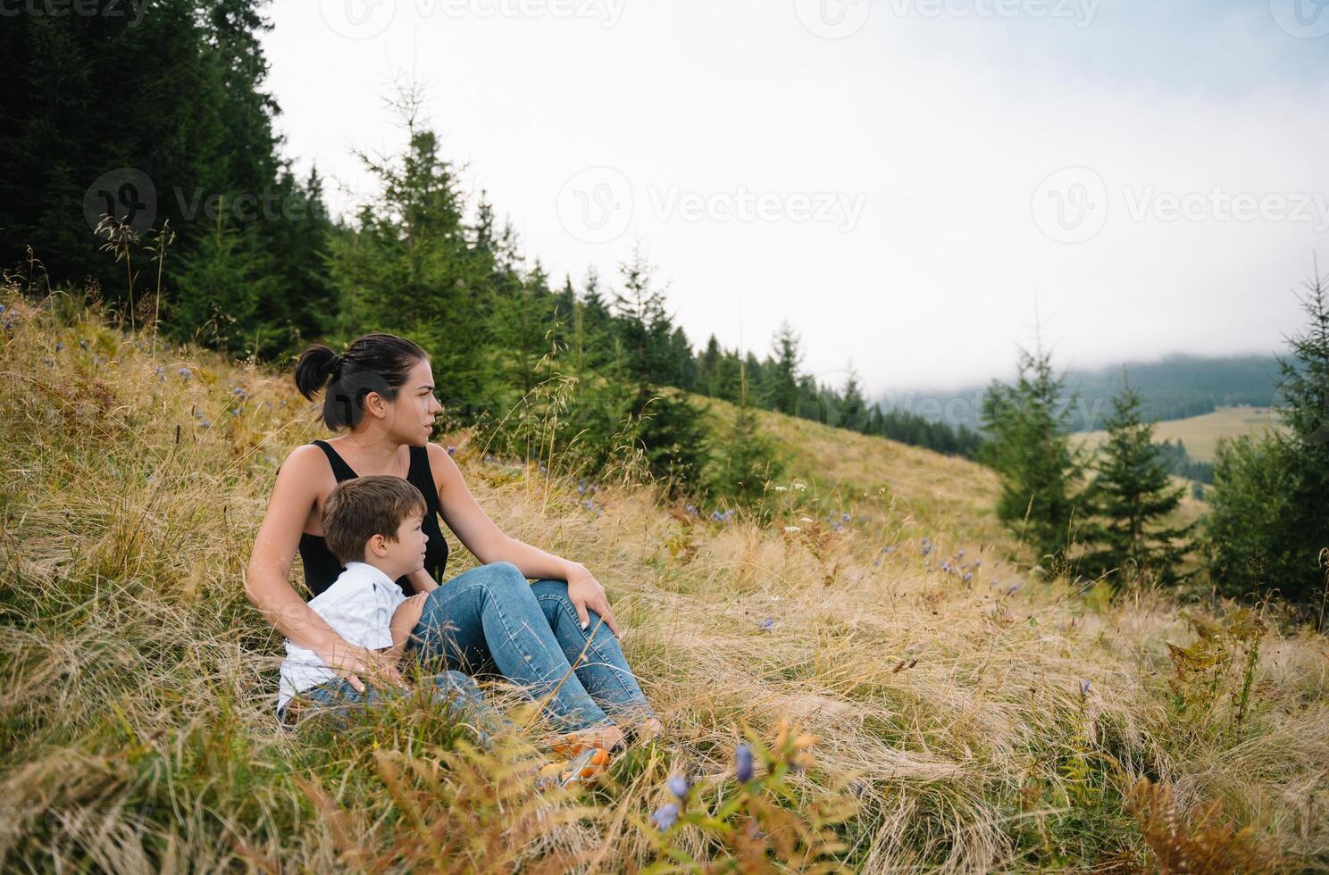 giovane mamma con bambino ragazzo in viaggio. madre su escursioni a piedi avventura con bambino, famiglia viaggio nel montagne. nazionale parco. escursione con bambini. attivo estate vacanze. foto