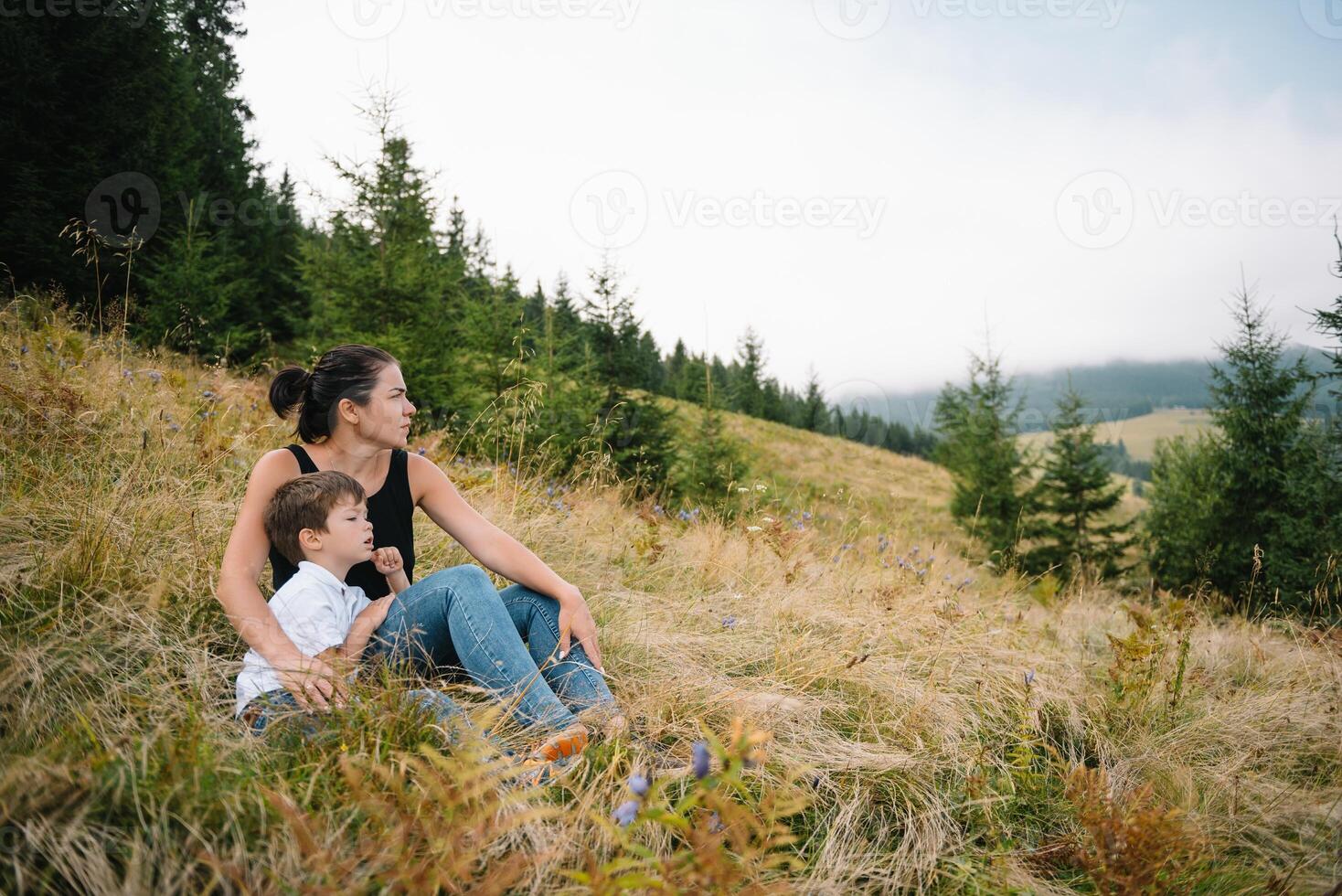 giovane mamma con bambino ragazzo in viaggio. madre su escursioni a piedi avventura con bambino, famiglia viaggio nel montagne. nazionale parco. escursione con bambini. attivo estate vacanze. foto