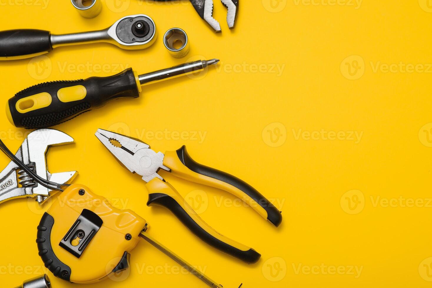 giallo e nero maneggevole utensili pilers e Cacciavite isolato su giallo sfondo. foto