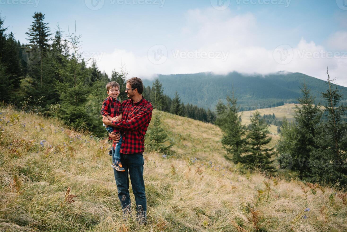 giovane padre con bambino ragazzo in viaggio. padre su escursioni a piedi avventura con bambino, famiglia viaggio nel montagne. nazionale parco. escursione con bambini. attivo estate vacanze. foto