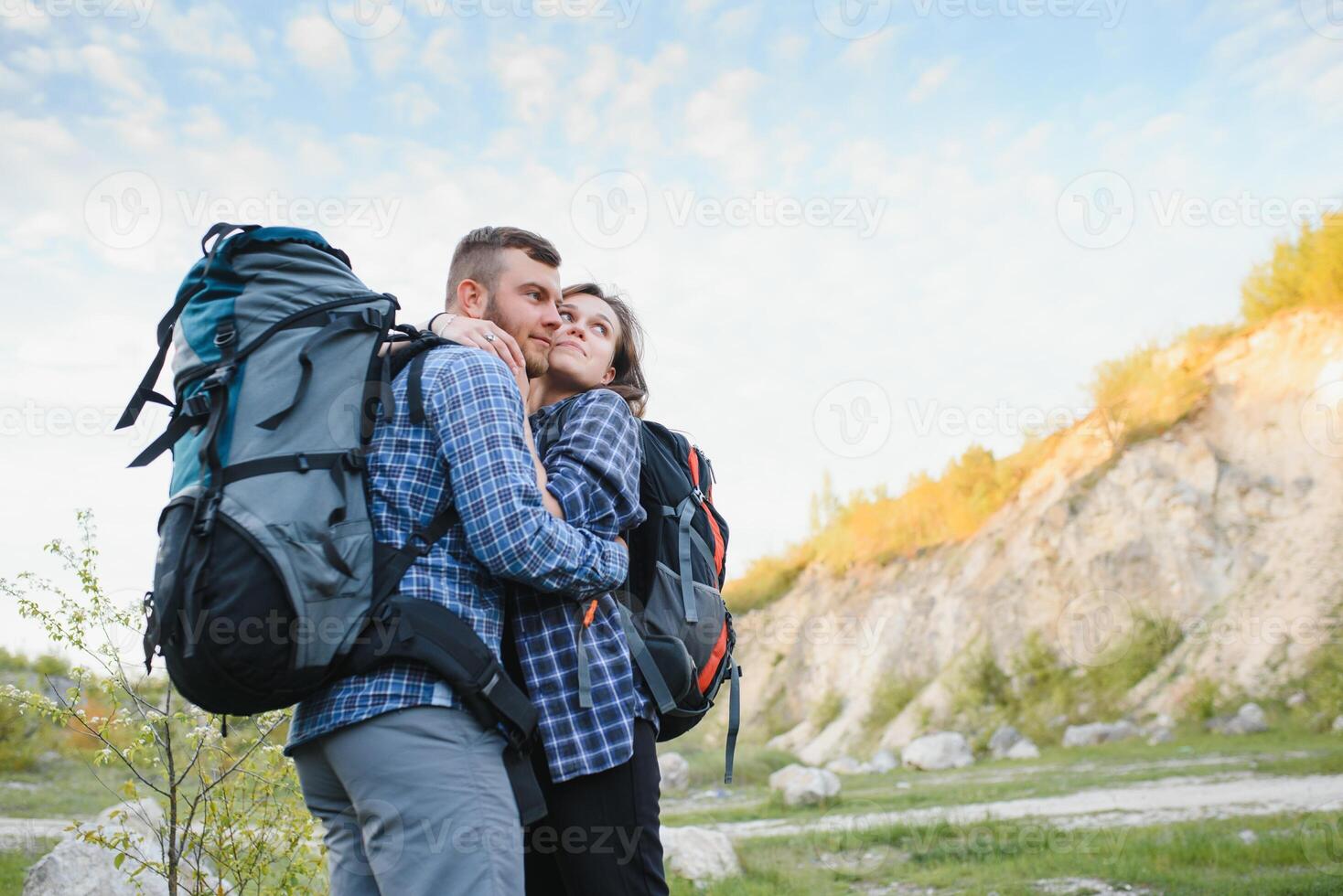 contento romantico coppia uomo e donna i viaggiatori con zaino Tenere mani alpinismo viaggio stile di vita e relazione amore concetto montagne paesaggio su sfondo foto