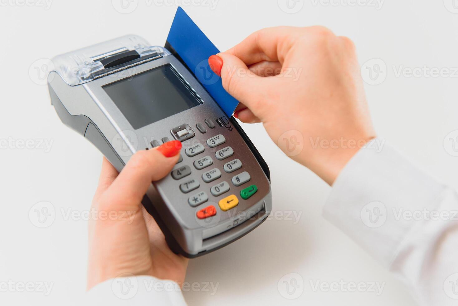 pagare attraverso smartphone utilizzando nfc tecnologia. pagamento di Telefono attraverso il terminale foto