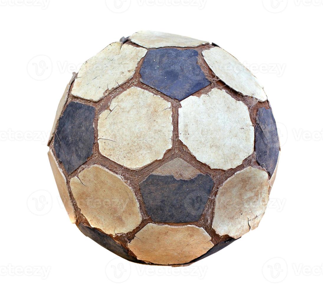 vecchio pallone da calcio con tracciato di ritaglio foto