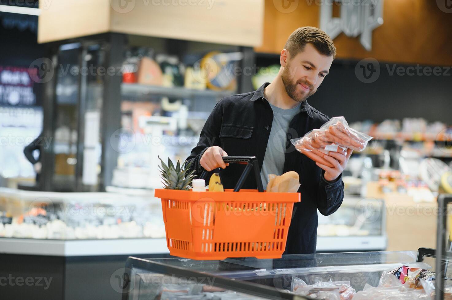 uomo nel supermercato, drogheria memorizzare cliente foto