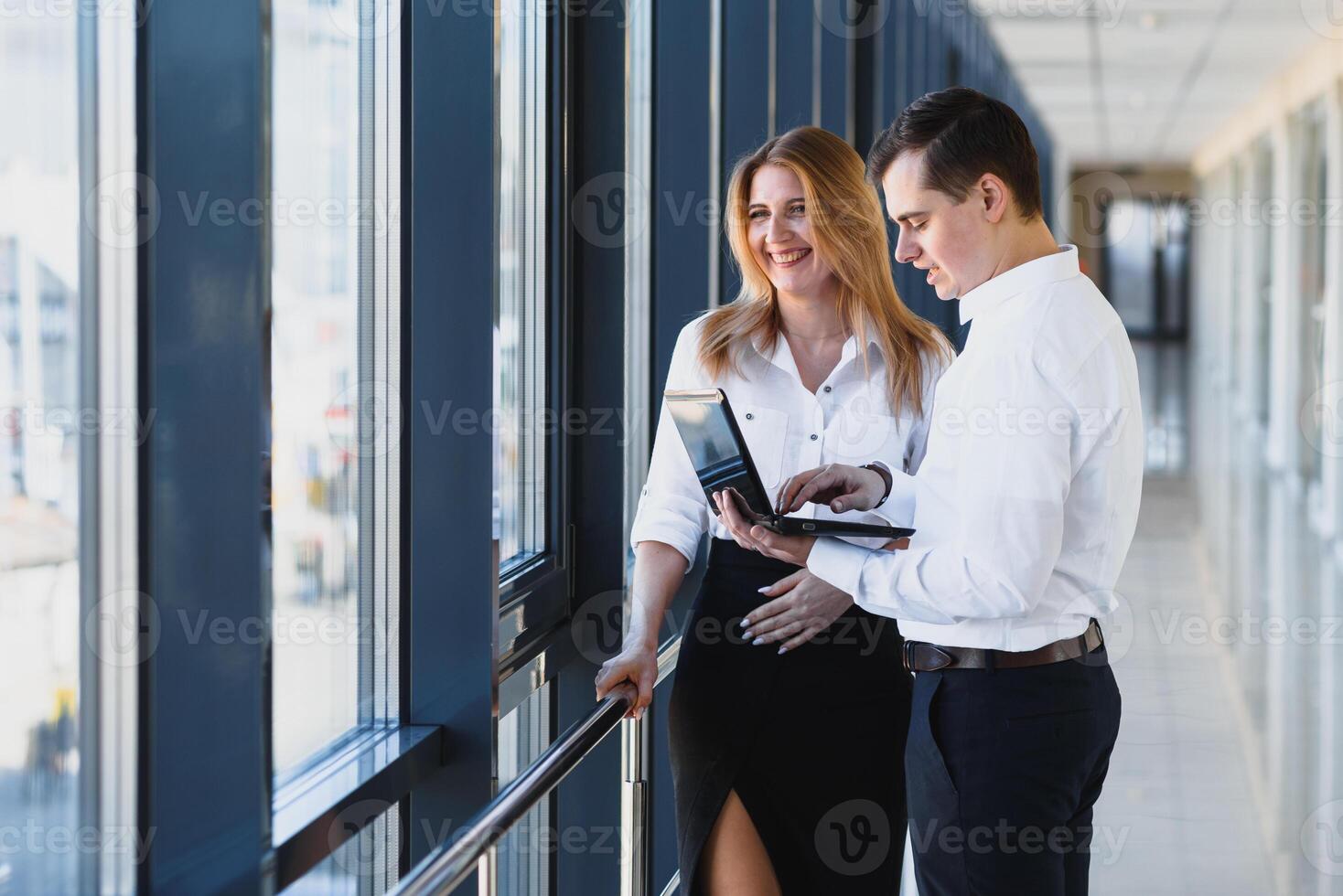 ufficio attività commerciale compagno mostrare informazione dati statistica in linea. capo e segretario o assistente opera come squadra. Chiedi opinione di collega. uomo d'affari hold il computer portatile fare surf Internet con collega. foto