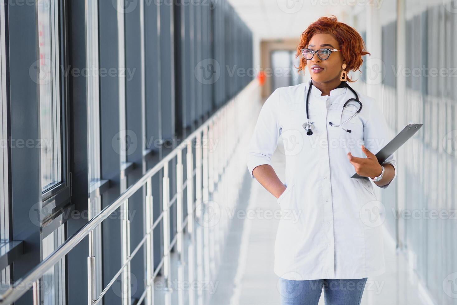 africano americano infermiera con appunti nel ospedale foto