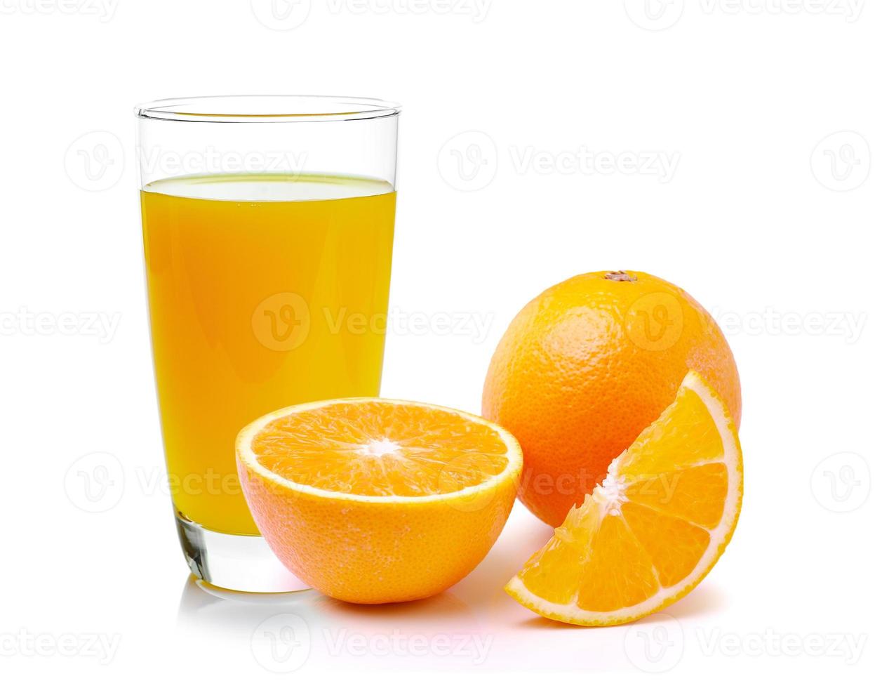 arancia fresca e bicchiere con succo foto