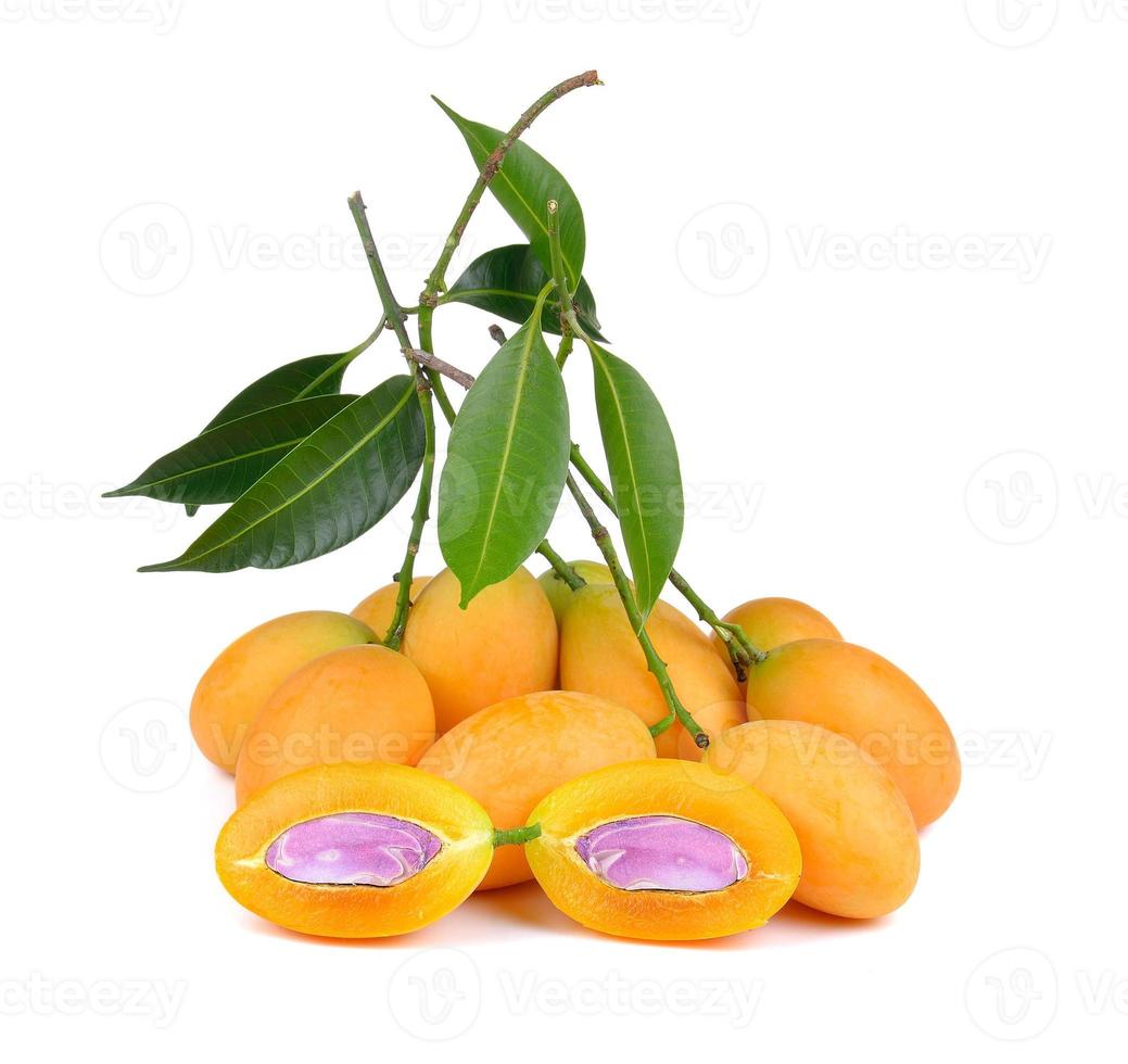 frutta tailandese della prugna mariana isolata su backgroun bianco foto