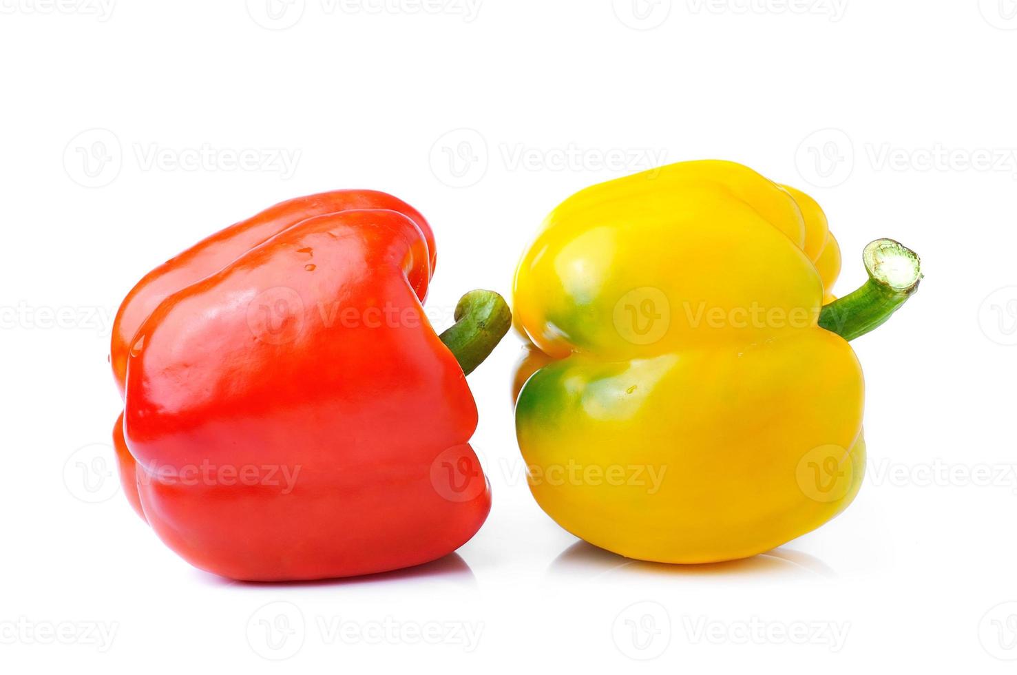 peperone dolce isolato su sfondo bianco foto