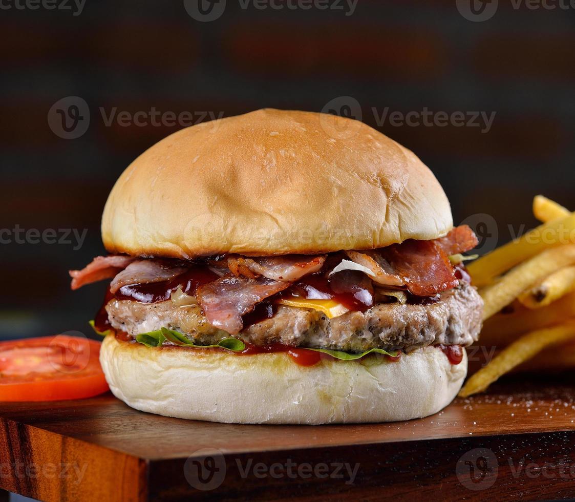 cibo spazzatura delizioso hamburger di carne sul tavolo di legno foto