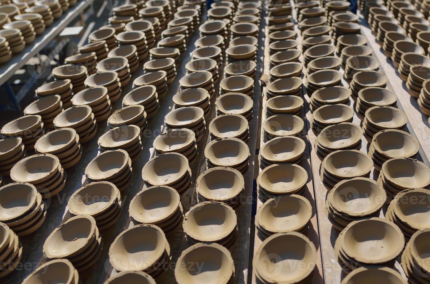 tazza di ceramica in rack preparare per portare in forno in fabbrica foto