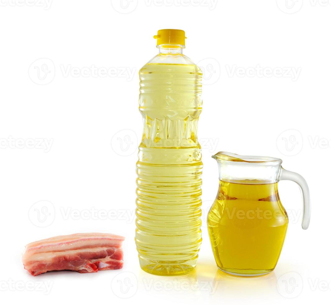 olio di strutto in una bottiglia di plastica e un barattolo su sfondo bianco foto