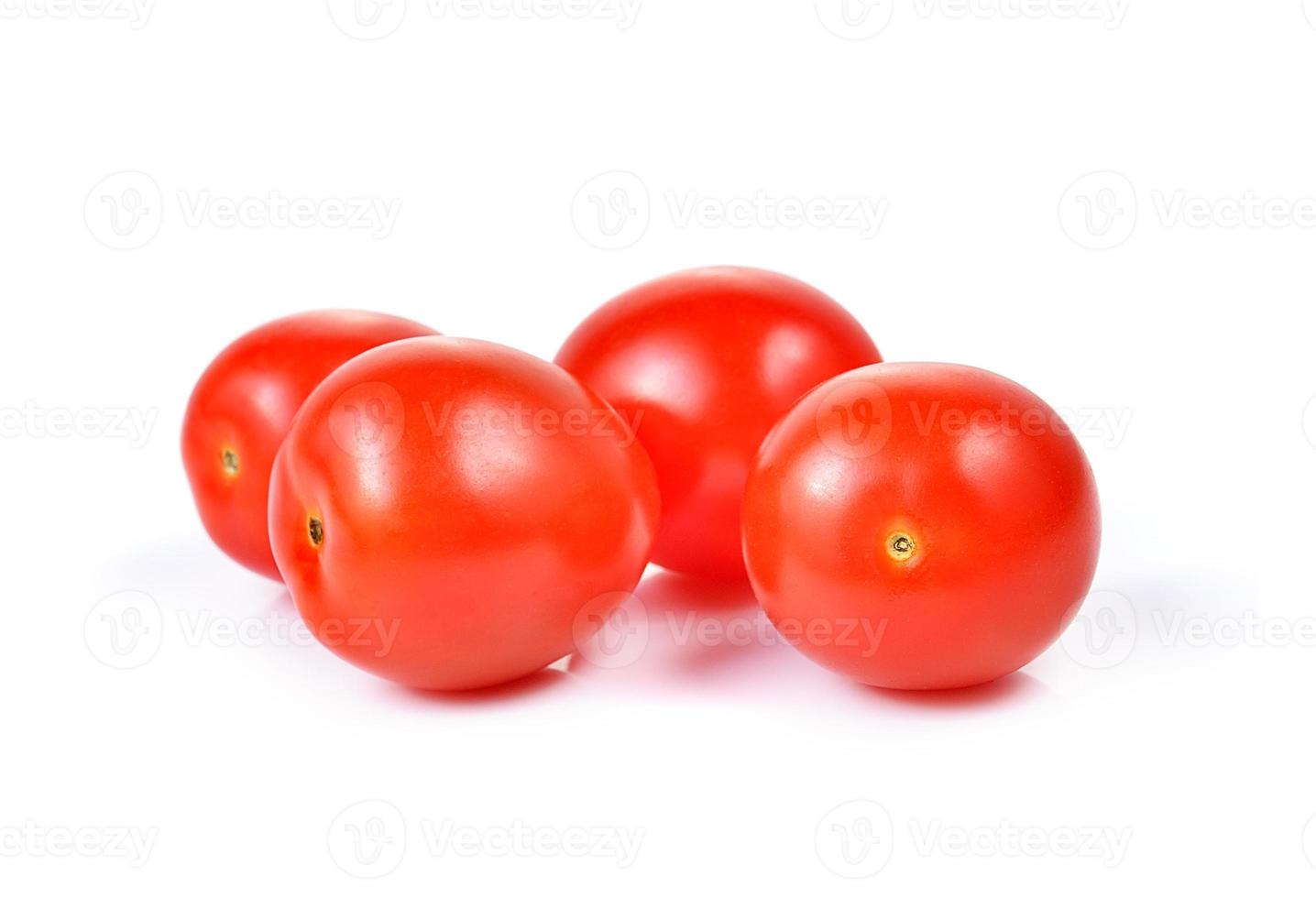pomodorini isolati su sfondo bianco. foto