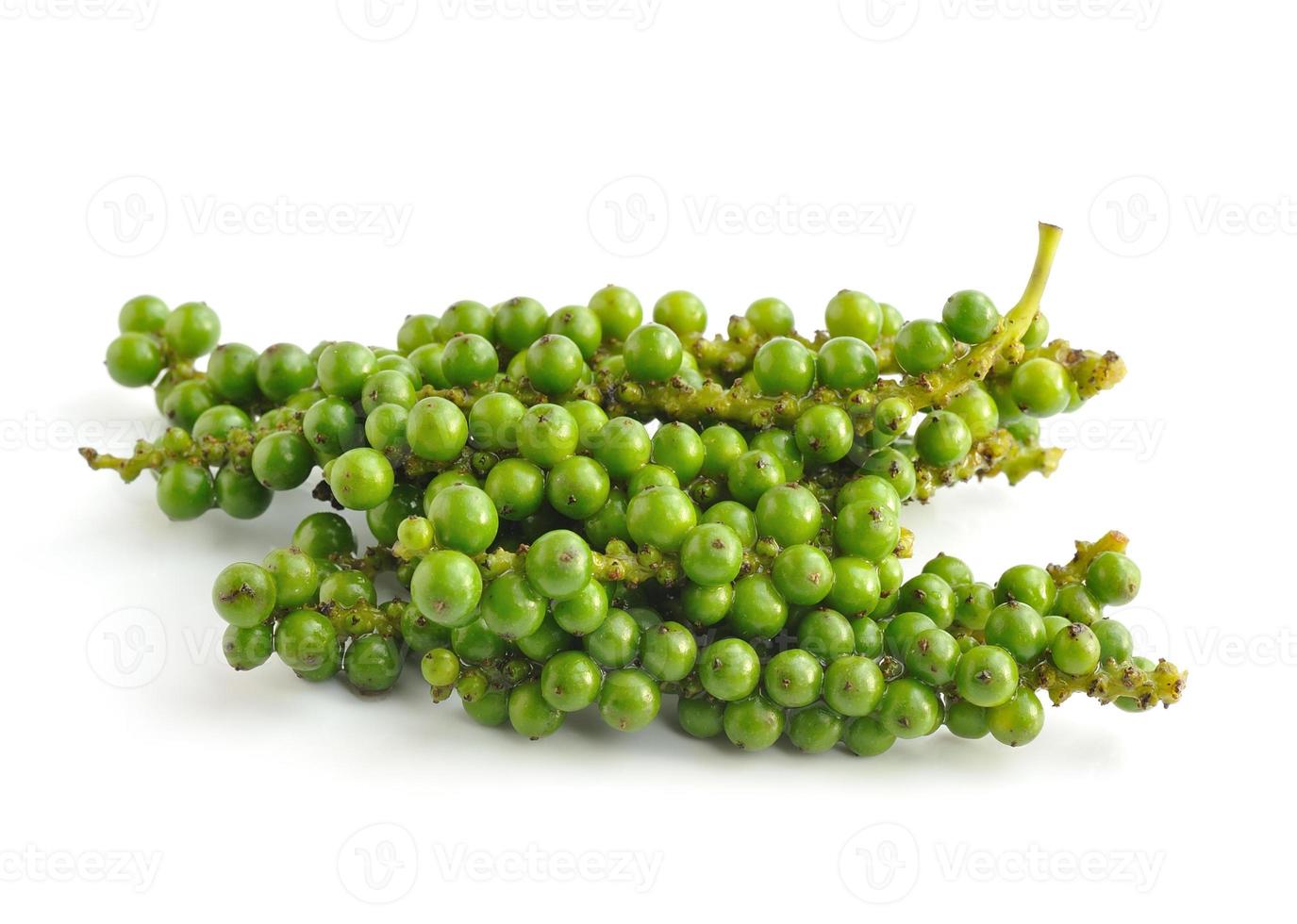 grappoli di peperone verde fresco isolato su sfondo bianco foto