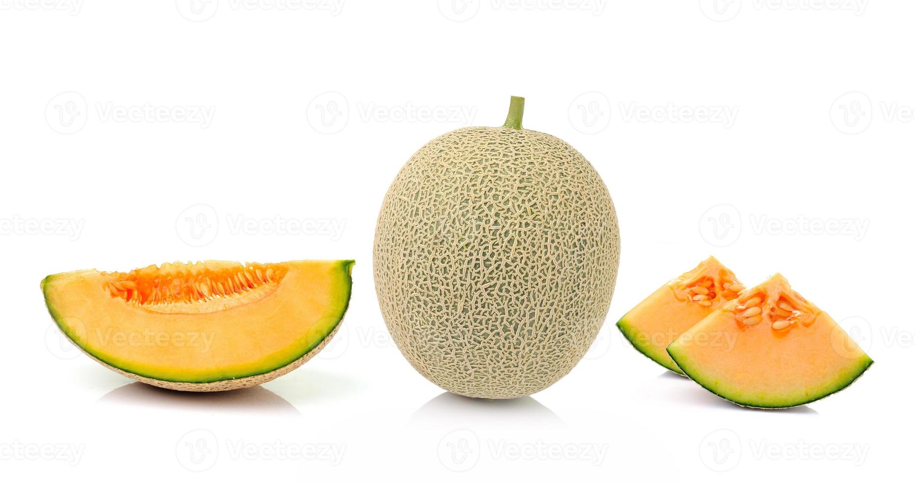 melone cantalupo isolato su sfondo bianco foto